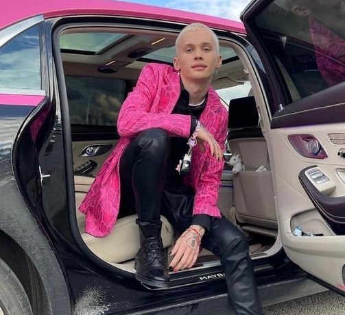 Пай-мальчик Даня Милохин обматерил журналистку за сравнение с Юрием Шатуновым