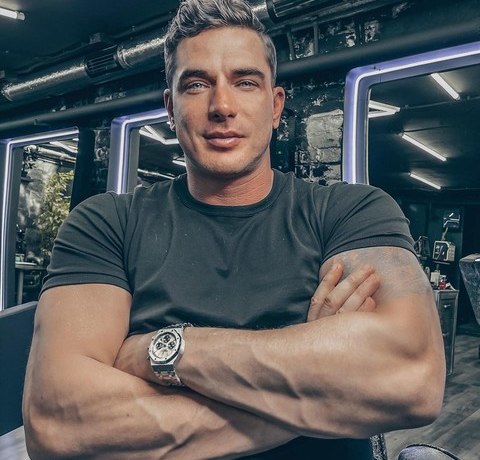 &laquo;Она сделала все, чтобы я подошел&raquo;: мачо Курбан Омаров клеит девушек в клубе