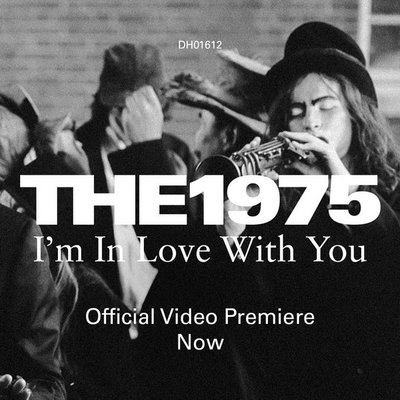 Фиби Бриджерс и Мэттью Хили стали клоунами в клипе 1975 Фиби Бриджерс и Мэттью Хили стали клоунами в клипе 1975