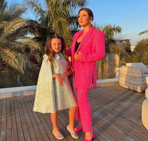 Киркоров с Барановской в зале, Хабибка на сцене и трехъярусный торт. Дочь Жасмин отмечает юбилей