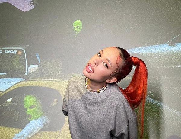 Инстасамка не собирается возвращаться в Россию: &laquo;Я столько говна здесь сожрала&raquo;