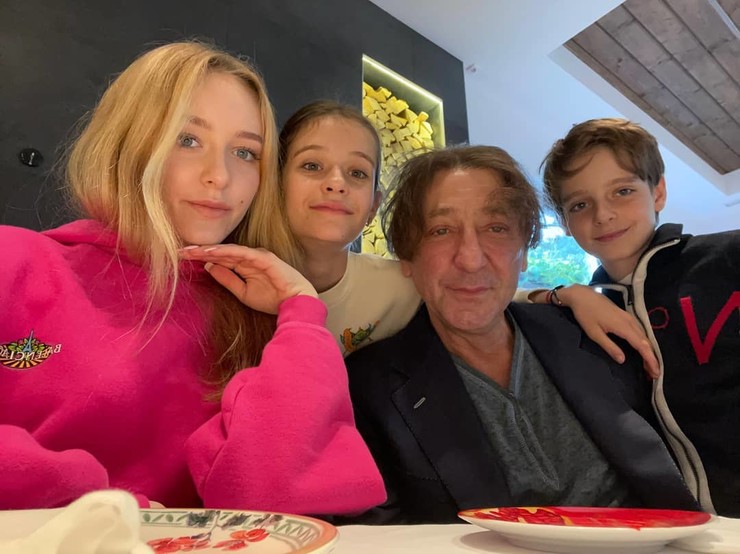 Во втором браке у Григория родилось трое детей - Ева, Николь и Иван