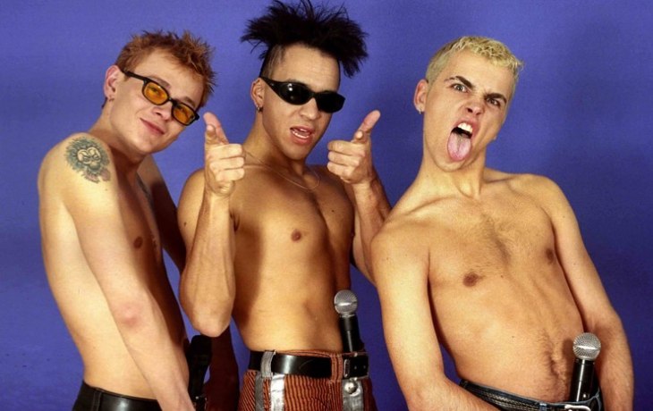 &laquo;Аморалов его стер&raquo;: перед смертью солист &laquo;Отпетых мошенников&raquo; Том Хаос страдал от безденежья и связ