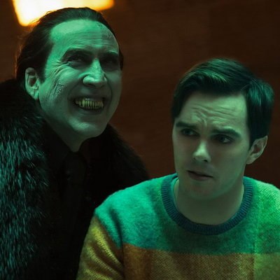 Слуга Дракулы делится своими проблемами с женщиной-полицейским в трейлере &laquo;Ренфилда&raquo;