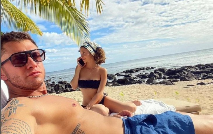 Без верха от купальника нежится на солнце: Павел Прилучный заснял любимую на Мальдивах