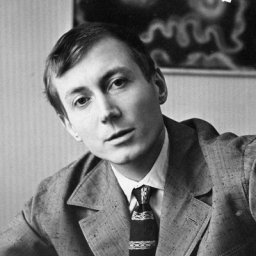 Сергей Безруков, Дмитрий Певцов и Ирина Дубцова споют песни о мире, войне и любви на стихи Евгения Е