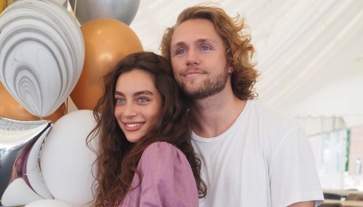 Прибегают к черной магии, закапывая фото в могилу. Невеста Соколовского страдает от травли его покло