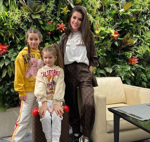 Жена первого мужа Ксении Бородиной рассказала, как относится к телеведущей