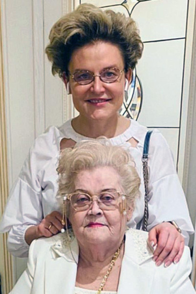 Хотя физически Галина Александровна слаба, она не утратила рассудок и по-прежнему помогает дочери мудрыми советами