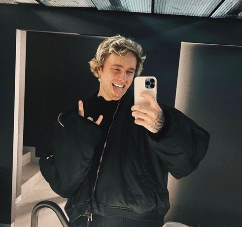 Томный вечер в розовых тонах. Егор Крид провел вечер с порноактрисой