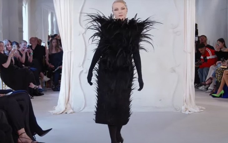 В перьях, но без шеи &ndash; Литвинова на показе Balenciaga с Кидман, Кардашьян и другими селебрити