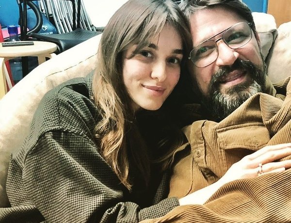 Светится от счастья! Фото Виктора Логинова с молодой супругой на отдыхе