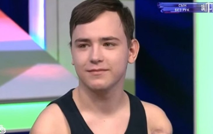 Пишет ногами, мечтает водить машину и обнять маму. Судьба 16-летнего Дениса, лишившегося рук