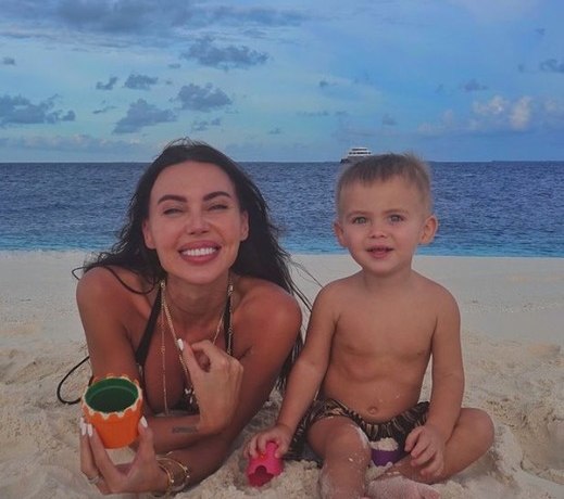 Гигантская коробка с подарками, вечеринка в стиле Baby Shark. Самойлова и Джиган отмечают 2-летие сы