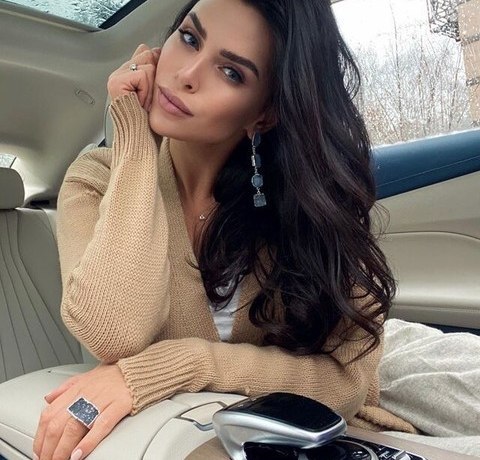 Мстит Гусеву? Виктория Романец вывалила грудь и зажгла с молодым бизнесменом в Каннах