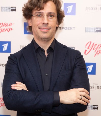 Улыбается и машет. Галкин вещает об успехах в Израиле, пока в России полощут его имя