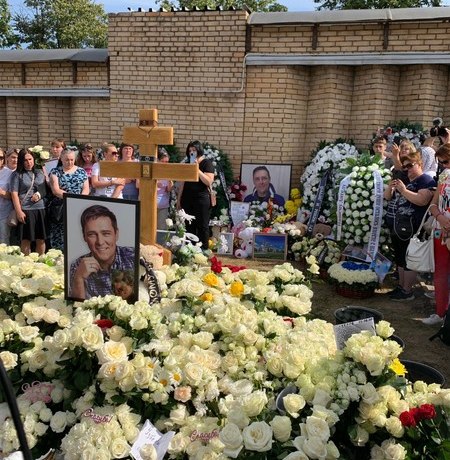 На Троекуровском кладбище проходят поминки по Юрию Шатунову. Репортаж