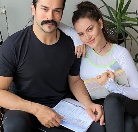 Бурак Озчивит вслед за домом подарит жене машину за 26 миллионов