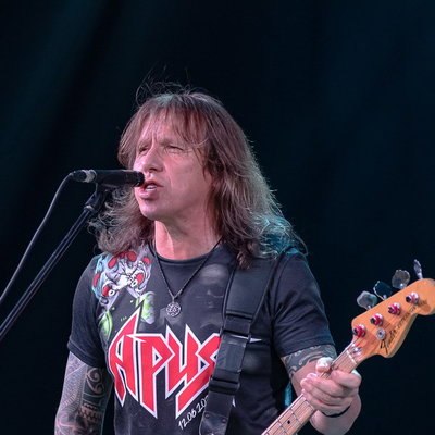 Виталий Дубинин спел &laquo;Здесь и сейчас&raquo; с друзьями-музыкантами