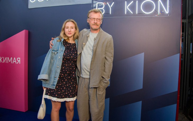 Редкий выход в свет Серебрякова с дочкой, влюбленная Дайнеко с парнем: премьера триллера &laquo;Одержимая&raquo;