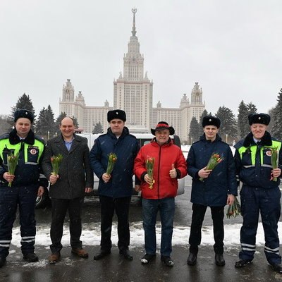 Григорий Гладков и сотрудники ГИБДД западного округа поздравили женщин за рулем
