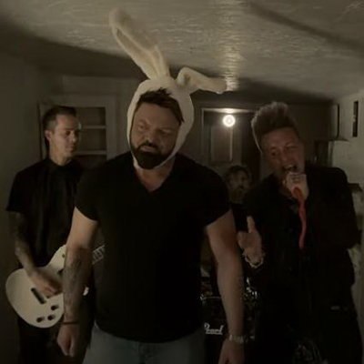 Papa Roach выпустили клип о прощении и любви Papa Roach выпустили клип о прощении и любви