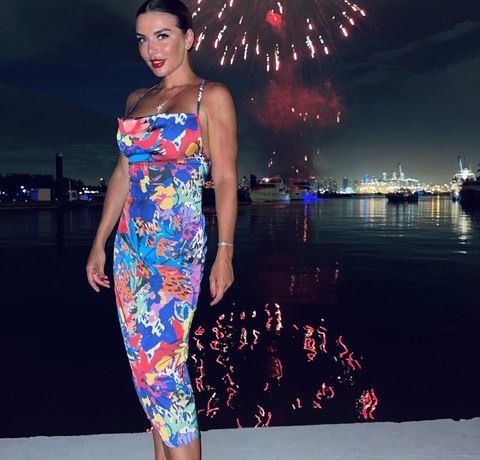 &laquo;Научусь с этим жить, не ненавидя свое тело&raquo;: Седокова показала следы от тяжелой болезни