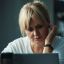 Анна Михалкова лишает слепнущую девочку выбора в трейлере сериала &laquo;Алиса не может ждать&raquo;