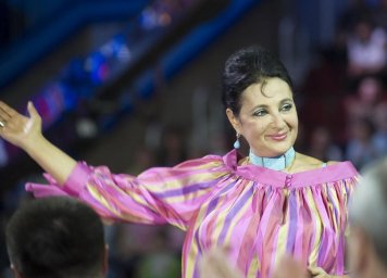 В кокетливой шляпке и ярком наряде. Ирина Винер на тренировке в своем центре, несмотря на развод &ndash; в