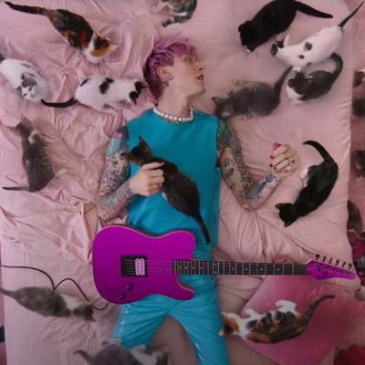 Machine Gun Kelly и Blackbear сняли клип с котятами, шариками и лепестками роз Machine Gun Kelly и Blackbear сняли клип с котятами, шариками и лепестками роз