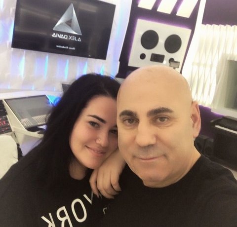 Милый поцелуй и смущенная невеста. Дочь Иосифа Пригожина показала свадебные фотографии