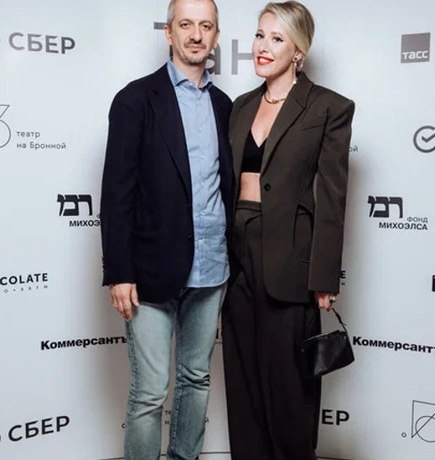 Собчак спешила в Москву ради открытия театра Богомолова: &laquo;Спасибо тебе, болеющая жена!&raquo;