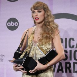Тейлор Свифт стала рекордсменом, а Лайонел Ричи &ndash; иконой American Music Awards 2022