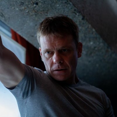 Павел Майков решает проблему &laquo;отцов и детей&raquo; в новом сезоне сериала &laquo;Контакт&raquo;