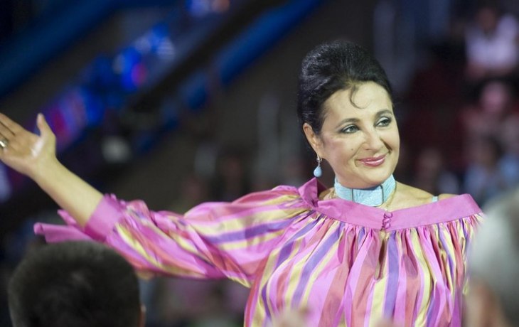 В кокетливой шляпке и ярком наряде. Ирина Винер на тренировке в своем центре, несмотря на развод &ndash; в