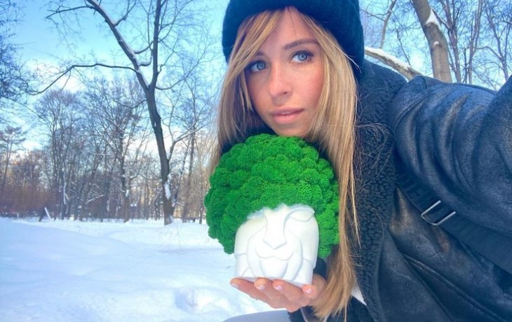 Снова свободна? Мирослава Карпович примерила образ роковой красотки в дерзком фотосете