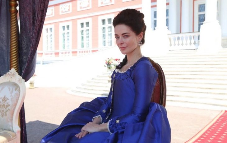 Императрица! Марина Александрова в рюшах и с локонами-змейкой вернулась к образу Екатерины