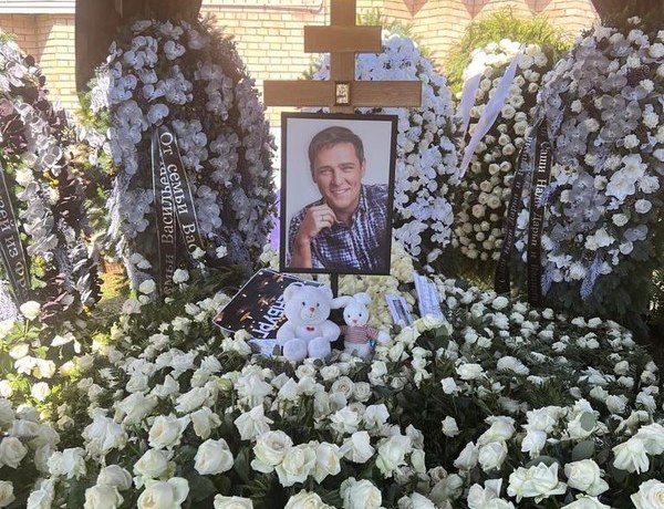 Плачущая семья похоронила часть праха Юрия Шатунова на Троекуровском кладбище