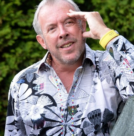 Первый снимок 68-летнего Андрея Макаревича с женой и новорожденным сыном из клиники