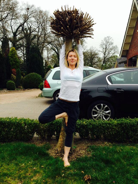 Артистка увлекается йогой и пропагандирует ЗОЖ