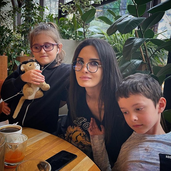 Дочь Алиса носит одежду на несколько размеров больше своего возраста