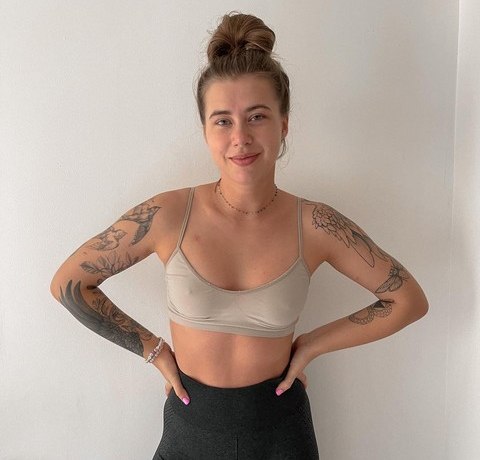 Сбежавшая из России блогерша Саша Митрошина купила квартиру в Дубае