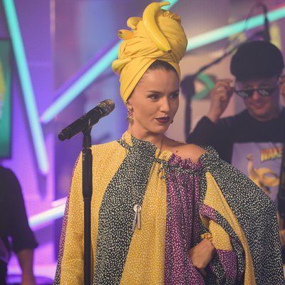 Zivert представила «Wake Up!» в тюрбане с бананами Zivert представила «Wake Up!» в тюрбане с бананами