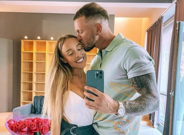 Повторил страсть с Романец на кухонном столе: Антон Гусев зацеловал новую девушку у себя дома