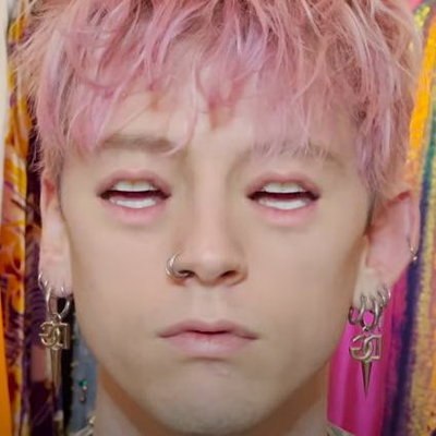 Machine Gun Kelly снял клип в своей гостиной (Видео) Machine Gun Kelly снял клип в своей гостиной (Видео)