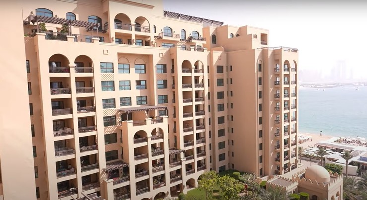 Вот такой вид открывается из окон звездной квартиры