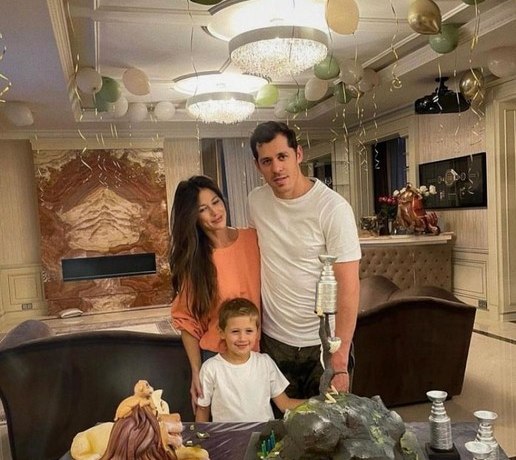 Евгений Малкин отметил день рождения сына, а Анна Грачевская испугала костлявыми ногами. Соцсети зве