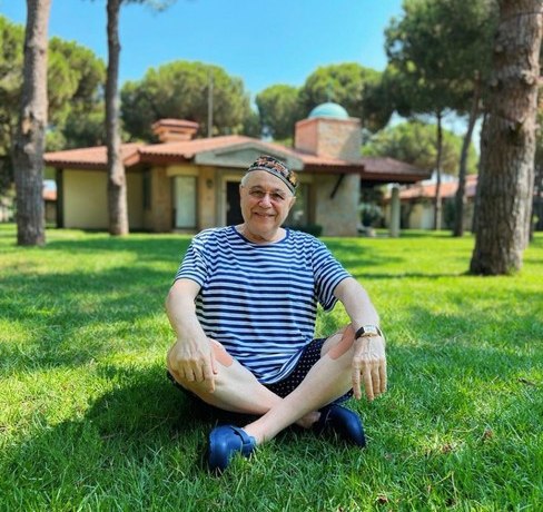 &laquo;Сложно было всех собрать&raquo;: Евгений Петросян с молодой женой и сыном улетели в Турцию