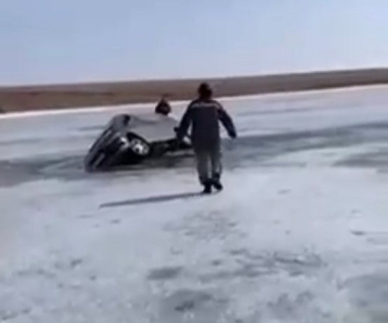 Смертельный дрифт: в Иркутске водитель иномарки погиб, решив полихачить на тонком льду &ndash; видео