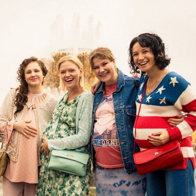 Анна Котова, Анастасия Попова и Лина Миримская ищут деньги и способ забеременеть в трейлере &laquo;Бэби-ту